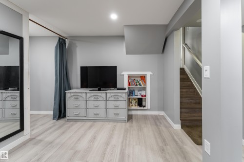 9012 Meadowlark Road Nw, Edmonton, AB - Indoor Photo Showing Other Room