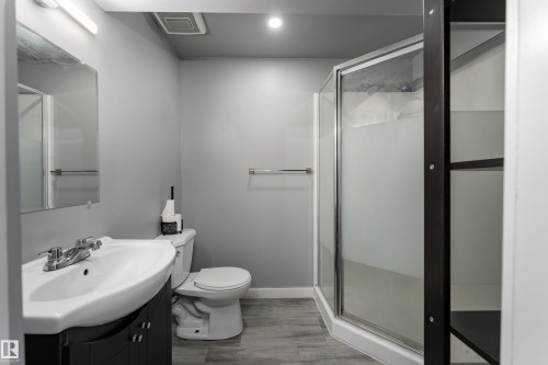9012 Meadowlark Road Nw, Edmonton, AB - Indoor Photo Showing Bathroom