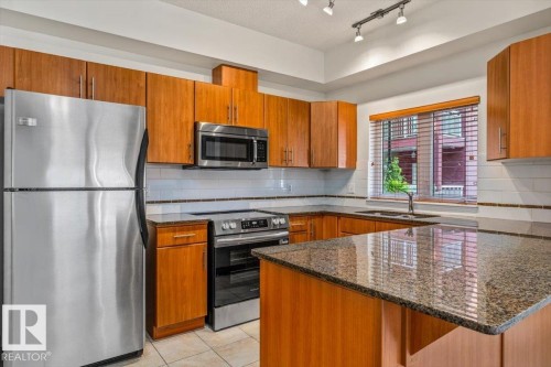 #118 10333 112 St Nw, Edmonton, AB - Indoor Photo Showing Kitchen