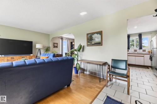 455 Huffman Crescent Nw, Edmonton, AB - Indoor Photo Showing Living Room