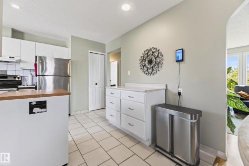 455 Huffman Crescent Nw, Edmonton, AB - Indoor Photo Showing Kitchen