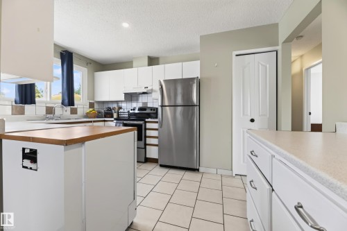 455 Huffman Crescent Nw, Edmonton, AB - Indoor Photo Showing Kitchen