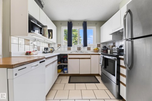 455 Huffman Crescent Nw, Edmonton, AB - Indoor Photo Showing Kitchen