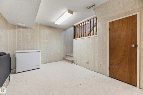 455 Huffman Crescent Nw, Edmonton, AB - Indoor Photo Showing Other Room