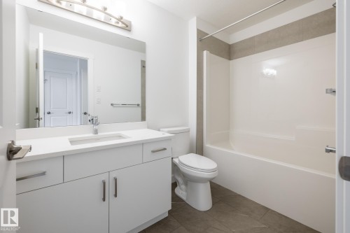 #32 7020 Keswick Cm Sw, Edmonton, AB - Indoor Photo Showing Bathroom