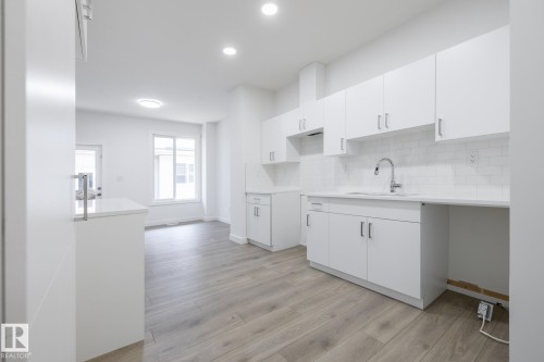 #32 7020 Keswick Cm Sw, Edmonton, AB - Indoor Photo Showing Kitchen