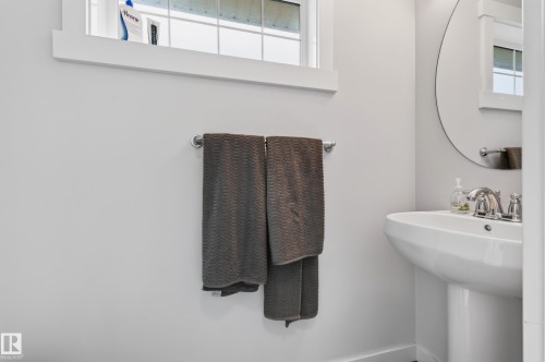 1007 162 Street Sw, Edmonton, AB - Indoor Photo Showing Bathroom