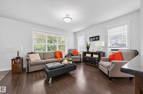 1007 162 Street Sw, Edmonton, AB - Indoor Photo Showing Living Room