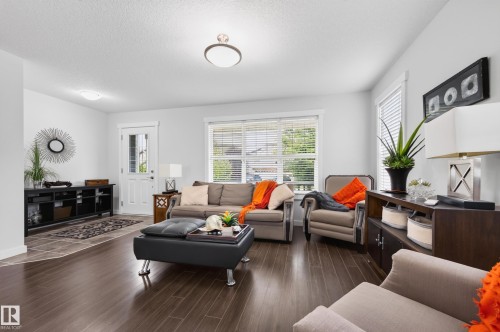 1007 162 Street Sw, Edmonton, AB - Indoor Photo Showing Living Room