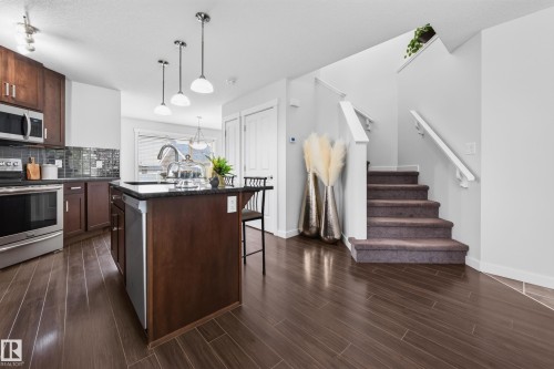 1007 162 Street Sw, Edmonton, AB - Indoor Photo Showing Kitchen With Upgraded Kitchen