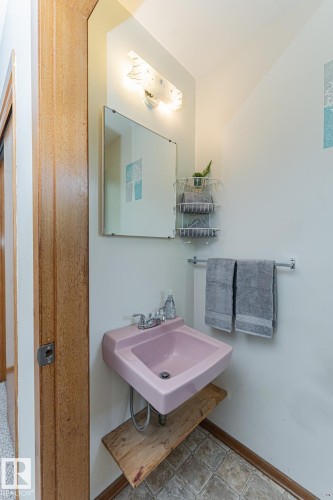 10726 70 Avenue Nw, Edmonton, AB - Indoor