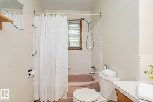 10726 70 Avenue Nw, Edmonton, AB - Indoor Photo Showing Bathroom