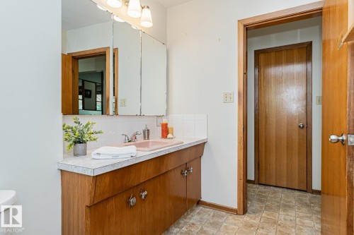 10726 70 Avenue Nw, Edmonton, AB - Indoor Photo Showing Bathroom