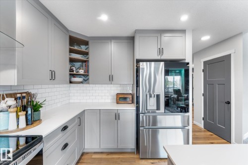 2 Caledon Crescent, Spruce Grove, AB - Indoor Photo Showing Kitchen With Upgraded Kitchen