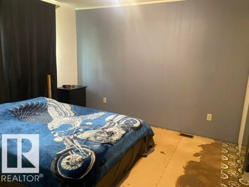 58 The Parkway Northwest, Edmonton, AB - Indoor Photo Showing Bedroom