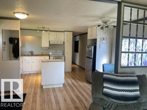 58 The Parkway Northwest, Edmonton, AB - Indoor Photo Showing Kitchen