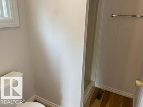 5 Cliff Crescent Northwest, Edmonton, AB - Indoor Photo Showing Bathroom