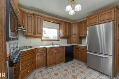 4716 109 Avenue Nw, Edmonton, AB - Indoor Photo Showing Kitchen