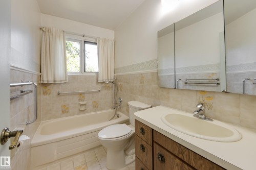 4716 109 Avenue Nw, Edmonton, AB - Indoor Photo Showing Bathroom