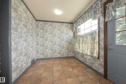 4716 109 Avenue Nw, Edmonton, AB - Indoor Photo Showing Other Room