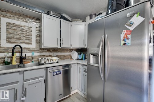 4628 37 Avenue Nw, Edmonton, AB - Indoor Photo Showing Kitchen