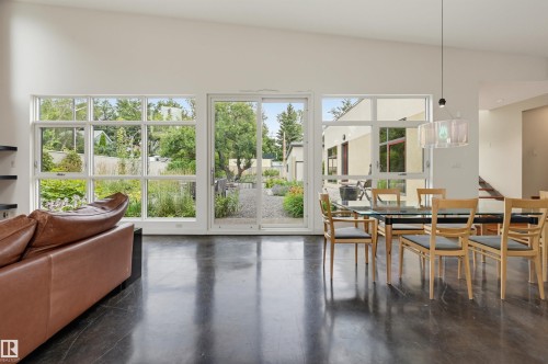 9758 86 Avenue Nw, Edmonton, AB - Indoor