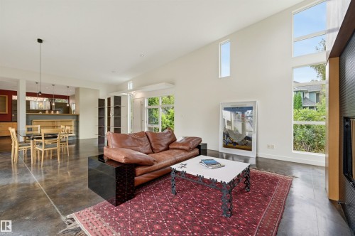 9758 86 Avenue Nw, Edmonton, AB - Indoor Photo Showing Living Room