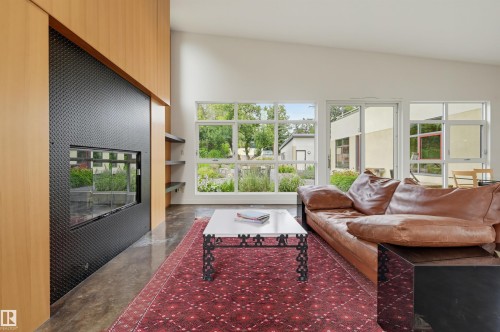 9758 86 Avenue Nw, Edmonton, AB - Indoor Photo Showing Living Room