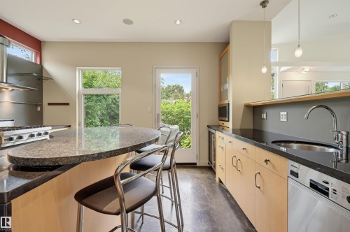 9758 86 Avenue Nw, Edmonton, AB - Indoor Photo Showing Kitchen