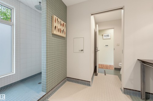 9758 86 Avenue Nw, Edmonton, AB - Indoor
