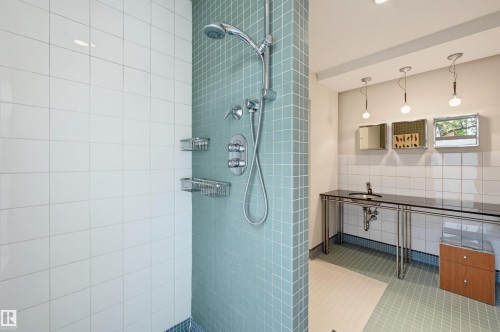 9758 86 Avenue Nw, Edmonton, AB - Indoor Photo Showing Bathroom
