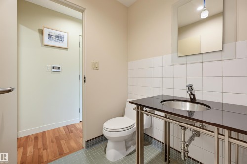9758 86 Avenue Nw, Edmonton, AB - Indoor Photo Showing Bathroom