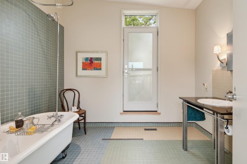 9758 86 Avenue Nw, Edmonton, AB - Indoor Photo Showing Bathroom