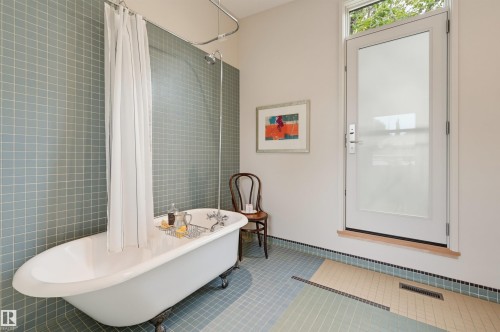 9758 86 Avenue Nw, Edmonton, AB - Indoor Photo Showing Bathroom