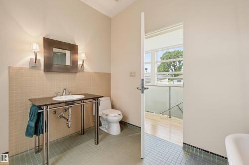 9758 86 Avenue Nw, Edmonton, AB - Indoor Photo Showing Bathroom