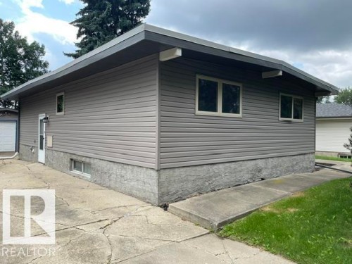 Gray horizontal siding exterior with a dark gray flat roofline and light-framed windows - 27 Gatewood Avenue, St. Albert, AB - Outdoor With Exterior