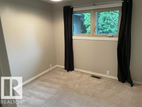 Neutral-toned walls complement plush carpeting - 27 Gatewood Avenue, St. Albert, AB - Indoor Photo Showing Other Room