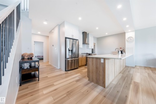 17072 45 Street Nw, Edmonton, AB - Indoor Photo Showing Kitchen