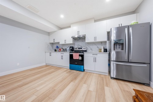 17072 45 Street Nw, Edmonton, AB - Indoor Photo Showing Kitchen