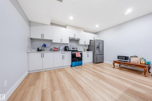 17072 45 Street Nw, Edmonton, AB - Indoor Photo Showing Kitchen