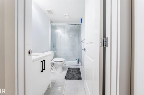 17072 45 Street Nw, Edmonton, AB - Indoor Photo Showing Bathroom