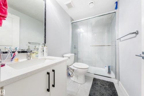 17072 45 Street Nw, Edmonton, AB - Indoor Photo Showing Bathroom
