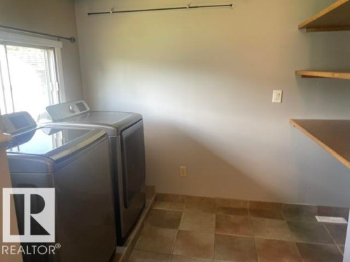 450 Evergreen Park Northwest, Edmonton, AB - Indoor Photo Showing Laundry Room
