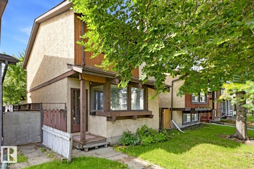 Stucco exterior with wood trim accents - 3515 43 Avenue Nw, Edmonton, AB - Outdoor