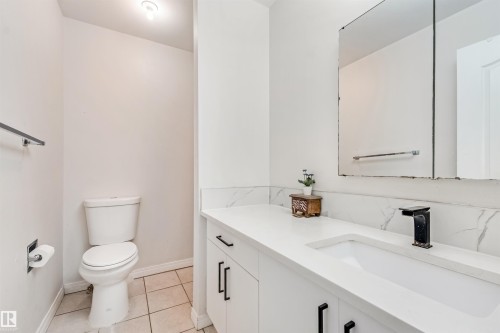 4516 18A Avenue Nw, Edmonton, AB - Indoor Photo Showing Bathroom