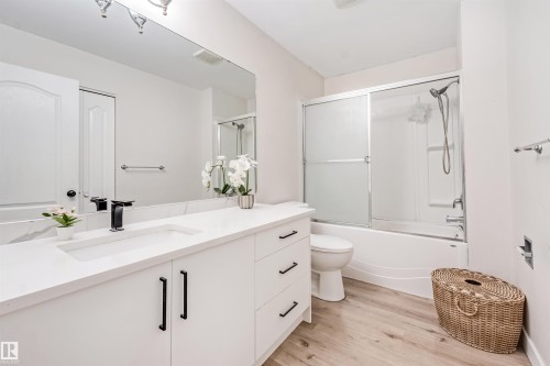 4516 18A Avenue Nw, Edmonton, AB - Indoor Photo Showing Bathroom