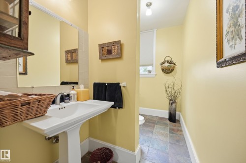 8520 104 Street Nw, Edmonton, AB - Indoor Photo Showing Bathroom