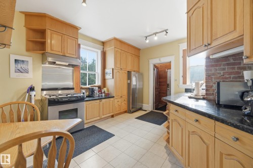 8520 104 Street Nw, Edmonton, AB - Indoor