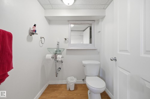 8520 104 Street Nw, Edmonton, AB - Indoor Photo Showing Bathroom