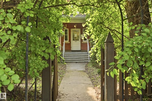 8520 104 Street Nw, Edmonton, AB - Outdoor